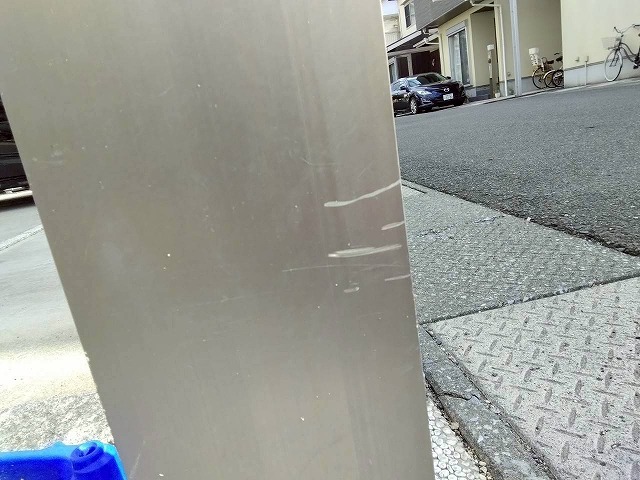 加古川市　傷ついた門扉